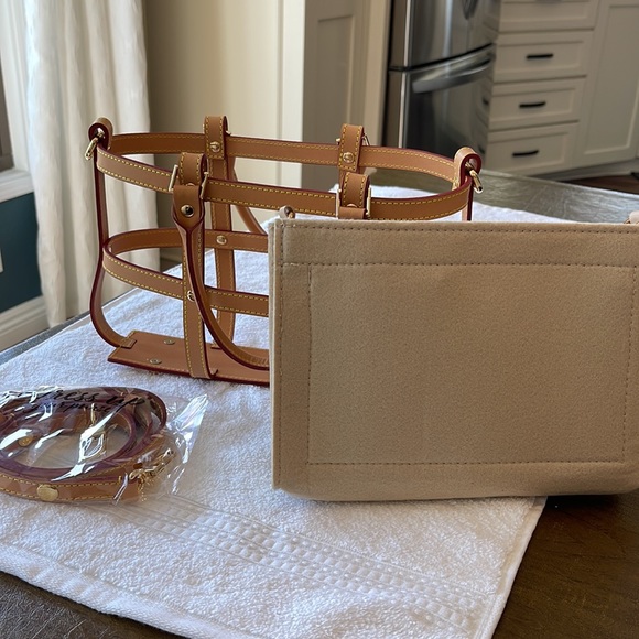 Louis Vuitton Toiletry #26 bah with carrier. - Picture 10 of 10